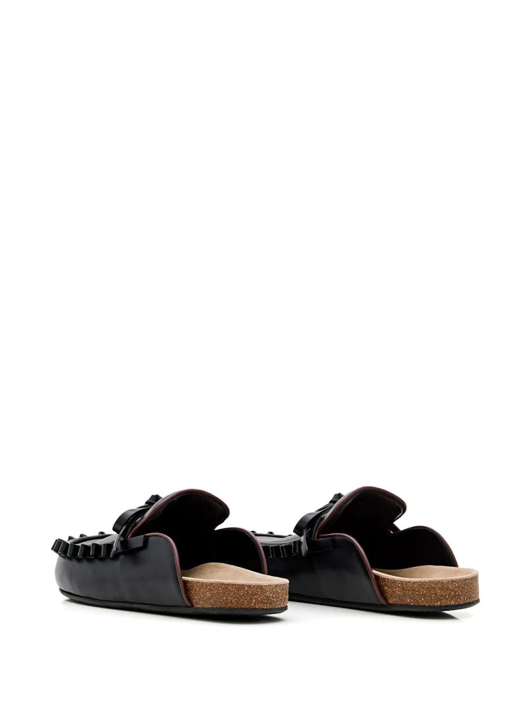 Lederpantoletten mit Fliege