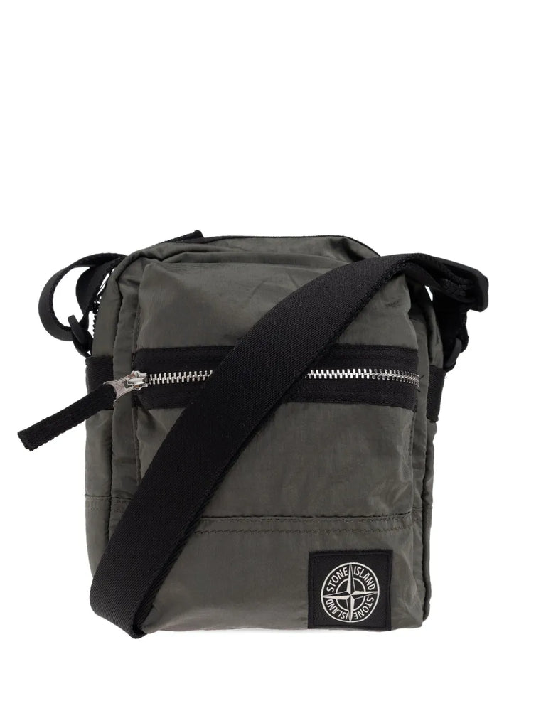 zip-fastening messenger bag