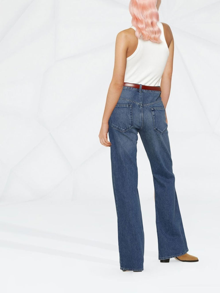 Hoch sitzende Schlagjeans