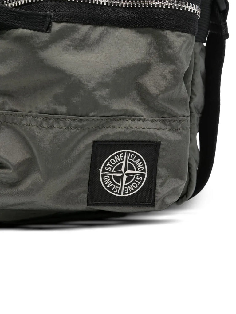 zip-fastening messenger bag