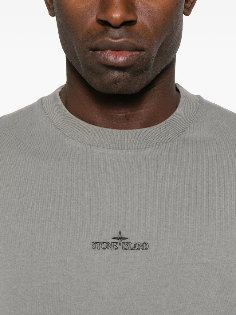 logo-embroidered T-shirt