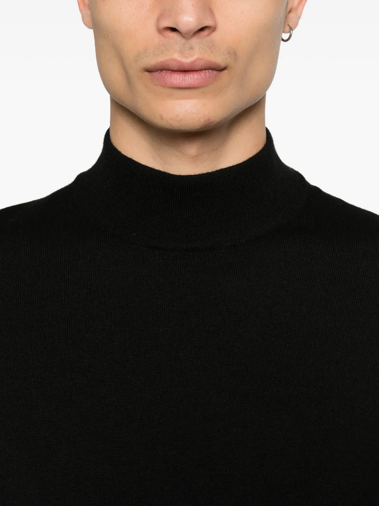 long-slevee turtle-neck sweater